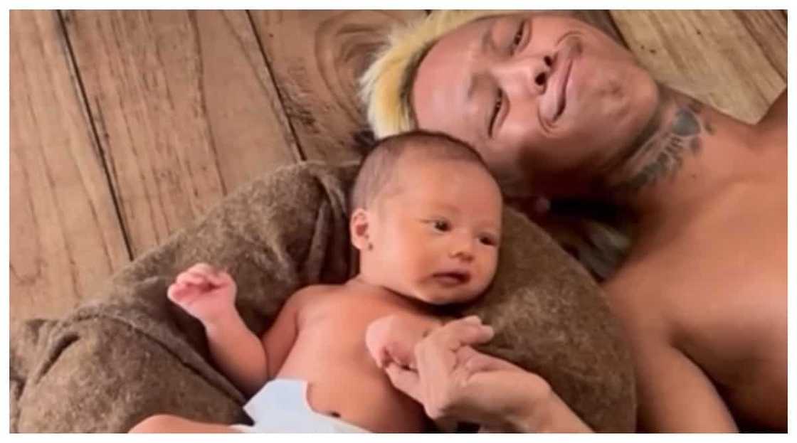 Whamos Cruz, nagpa-photoshoot kasama si Baby Meteor: “like father like son” Whamos Cruz, nagpa-photoshoot kasama si Baby Meteor: “like father like son”