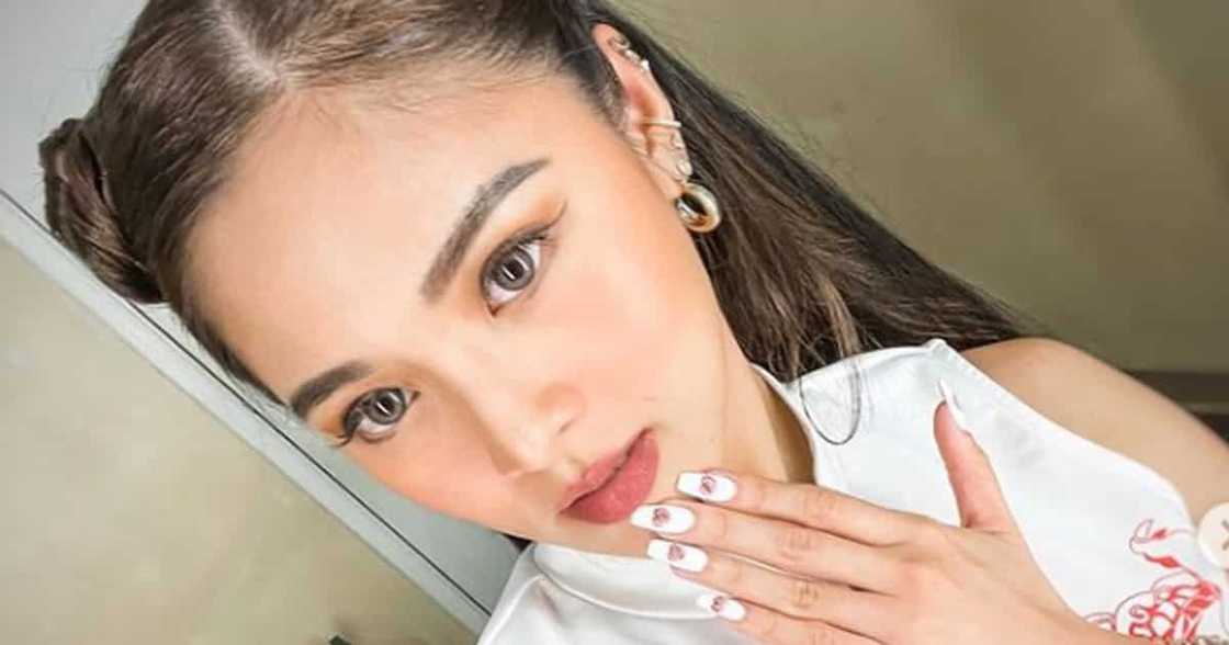 Photo of Kim Chiu staring daggers at Julia Barretto circulating online Photo of Kim Chiu staring daggers at Julia Barretto circulating online