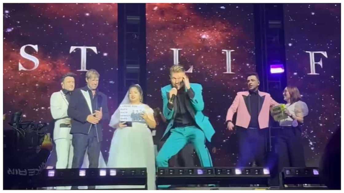 Pinay Westlife fan na naka-wedding gown sa concert, naka-pagselfie kasama ang mga idolo