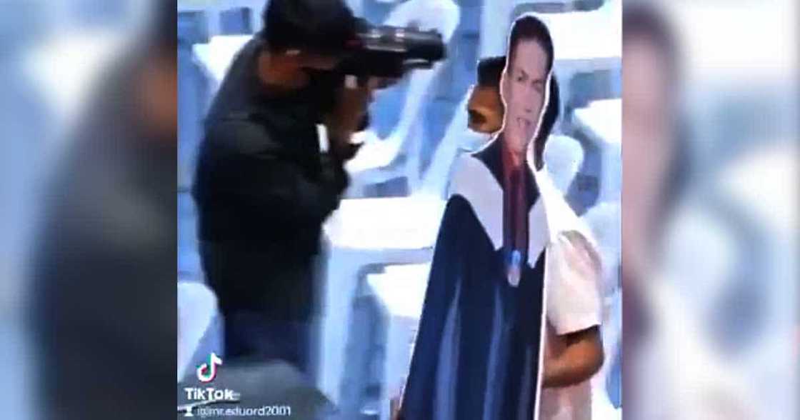 Video ng isang ama na bitbit ang standee ng anak habang tinatanggap ang diploma sa graduation ceremony, viral