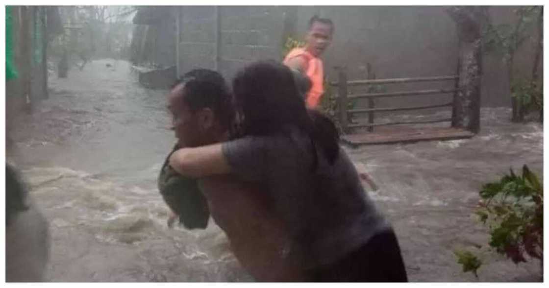 Kalagayan ng mga taga-Bicol sa pananalasa ni Ulysses, ikinabahala ng netizens Kalagayan ng mga taga-Bicol sa pananalasa ni Ulysses, ikinabahala ng netizens