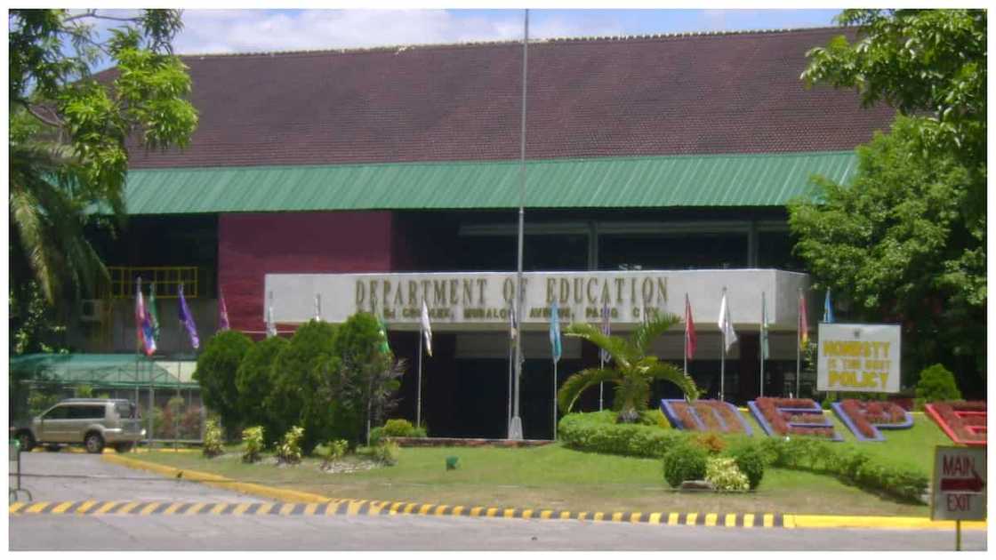 In-person classes, maaring magbalik sa distance learning dala ng sobrang init ayon sa DepEd In-person classes, maaring magbalik sa distance learning dala ng sobrang init ayon sa DepEd