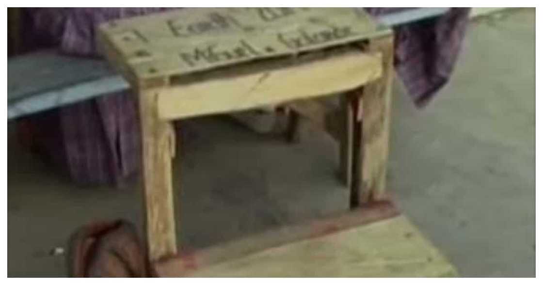 Estudyante, gumawa ng sariling upuan dahil wala siyang magamit sa paaralan Estudyante, gumawa ng sariling upuan dahil wala siyang magamit sa paaralan