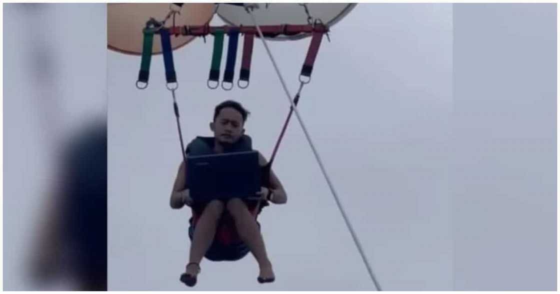 Lalaking sumasagot ng email habang nagpa-parasail, kinagiliwan ng netizens