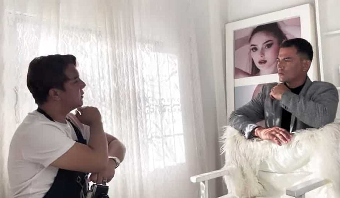 Lalaking palaboy, nag-viral matapos ang makeover sa kanya ng mabait na stylist Lalaking palaboy, nag-viral matapos ang makeover sa kanya ng mabait na stylist