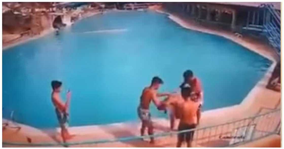 Batang lalaki, nahirapang lumangoy dahil sa biruan nila ng mga kaibigan Batang lalaki, nahirapang lumangoy dahil sa biruan nila ng mga kaibigan