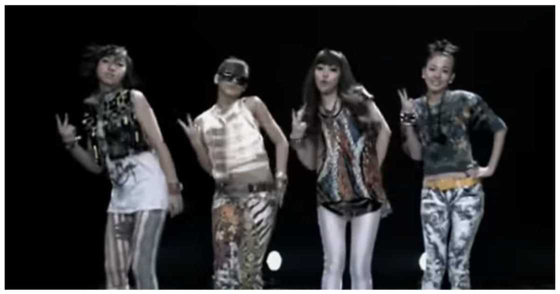 "I Don't Care" ng 2NE1, nag-trending dahil sa viral video ng pulis at mag-ina "I Don't Care" ng 2NE1, nag-trending dahil sa viral video ng pulis at mag-ina