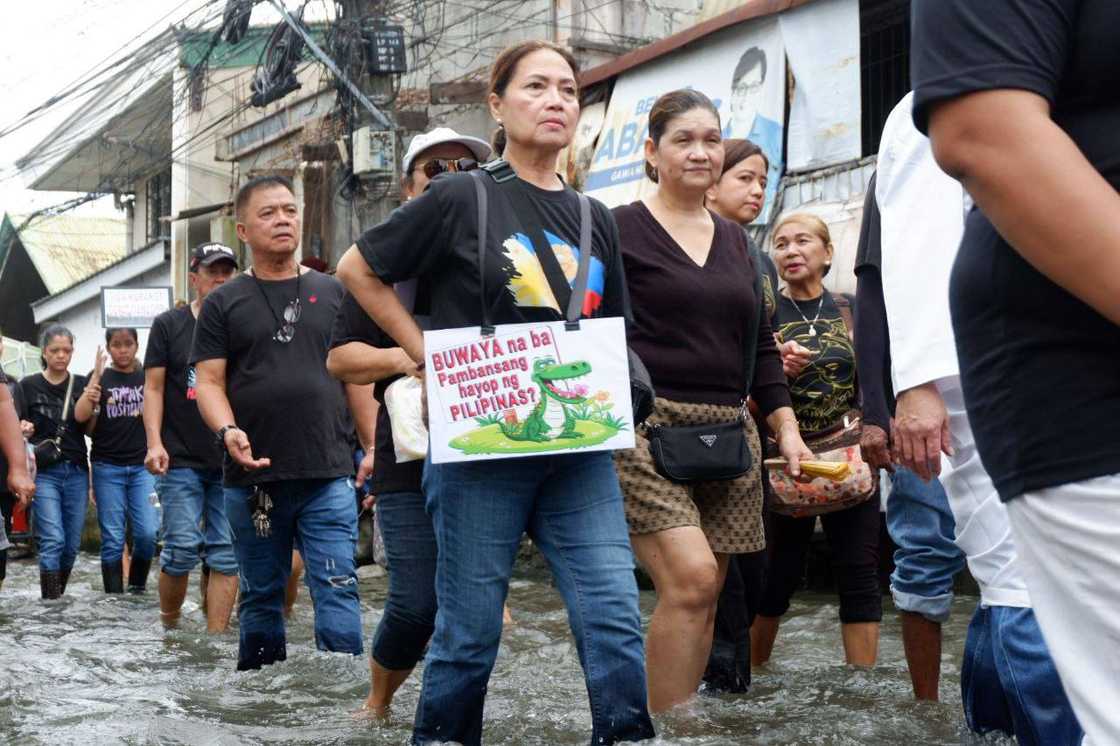 Mga taga-Hagonoy, lumusong sa baha para ipanawagan ang hustisya laban sa korapsyon Mga taga-Hagonoy, lumusong sa baha para ipanawagan ang hustisya laban sa korapsyon