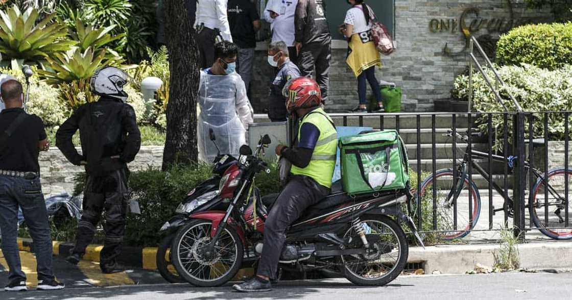 Viral na ang video ng delivery riders na tumulong sa kasamahang umiyak matapos mabiktima ng ‘fake booking’ Viral na ang video ng delivery riders na tumulong sa kasamahang umiyak matapos mabiktima ng ‘fake booking’