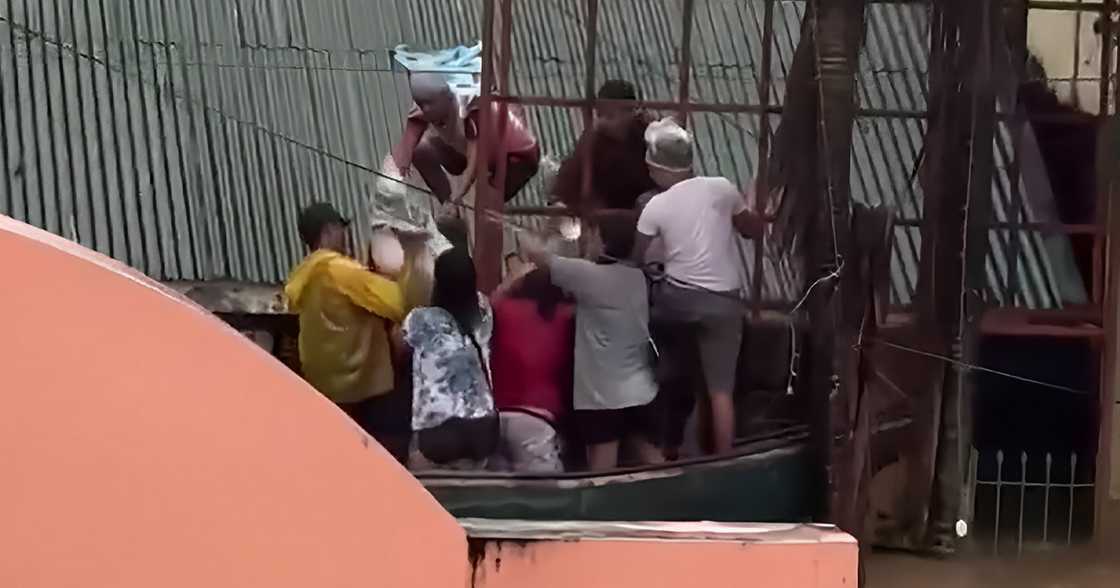 Video ng buwis-buhay na pag-akyat sa bubong ng pamilyang may baby para makaligtas sa baha, viral