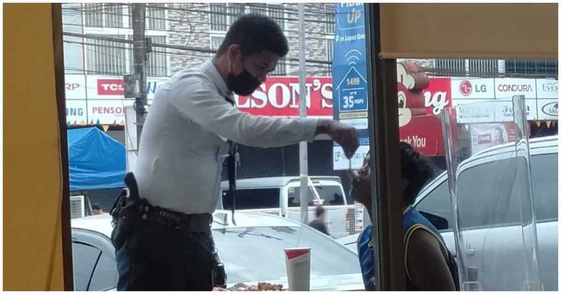 Sekyu ng Jollibee, pinagmalasakitang pakainin ang isang customer na PWD Sekyu ng Jollibee, pinagmalasakitang pakainin ang isang customer na PWD
