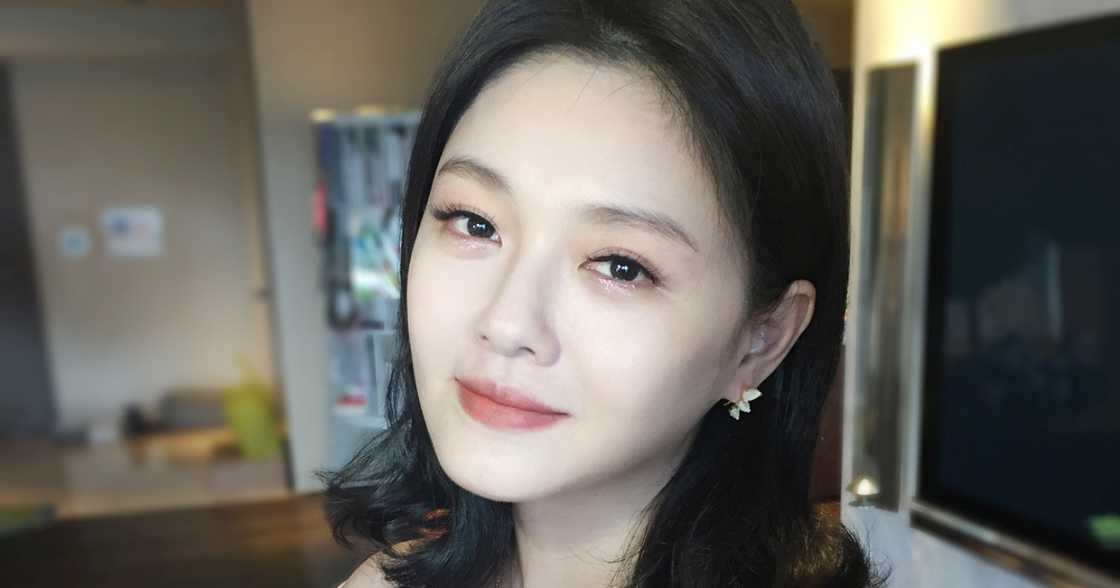 Mga Abo ni Barbie Hsu, naiuwi na ng kanyang pamilya sa Taiwan Mga Abo ni Barbie Hsu, naiuwi na ng kanyang pamilya sa Taiwan