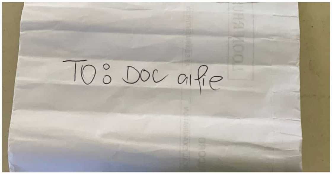 Doktor, binayaran ng pasyenteng binigyan niya noon ng pambili ng gamot Doktor, binayaran ng pasyenteng binigyan niya noon ng pambili ng gamot