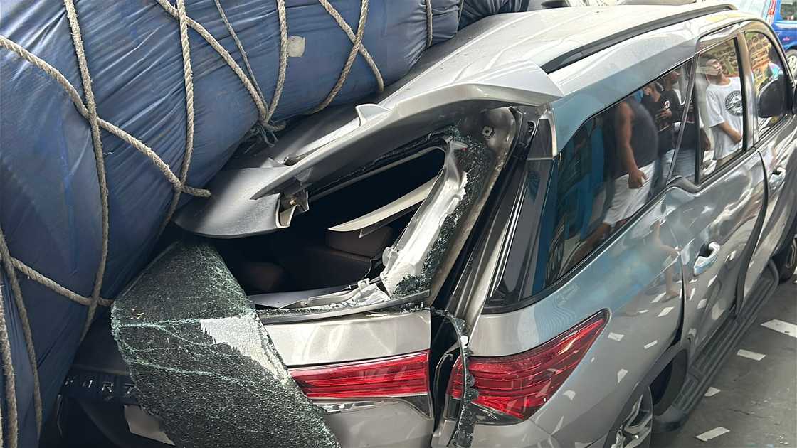 Nakaparadang SUV, nadaganan ng tumagilid na truck na may kargang sako-sakong bigas Nakaparadang SUV, nadaganan ng tumagilid na truck na may kargang sako-sakong bigas