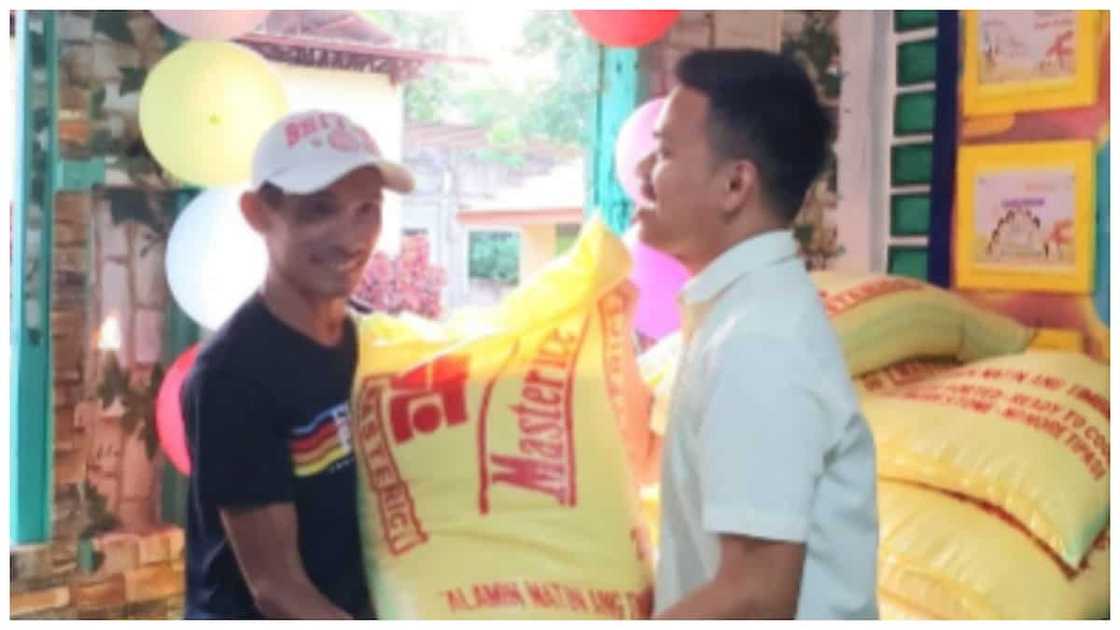 Teacher, namahagi ng isang sakong bigas sa bawat magulang na dumalo sa PTA meeting Teacher, namahagi ng isang sakong bigas sa bawat magulang na dumalo sa PTA meeting