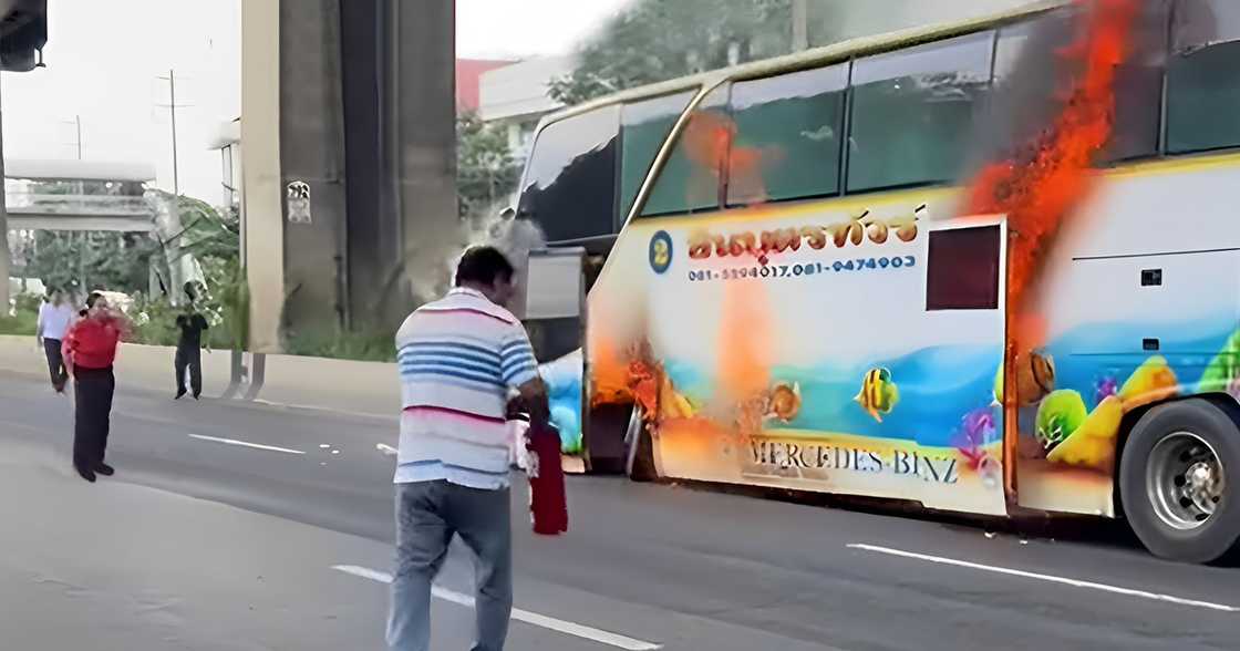 Vid ng lalaki dala fire extinguisher para maapula apoy sa tila bago pa lang nasusunog na bus, viral