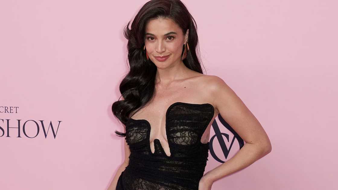 Filipino actress Anne Curtis