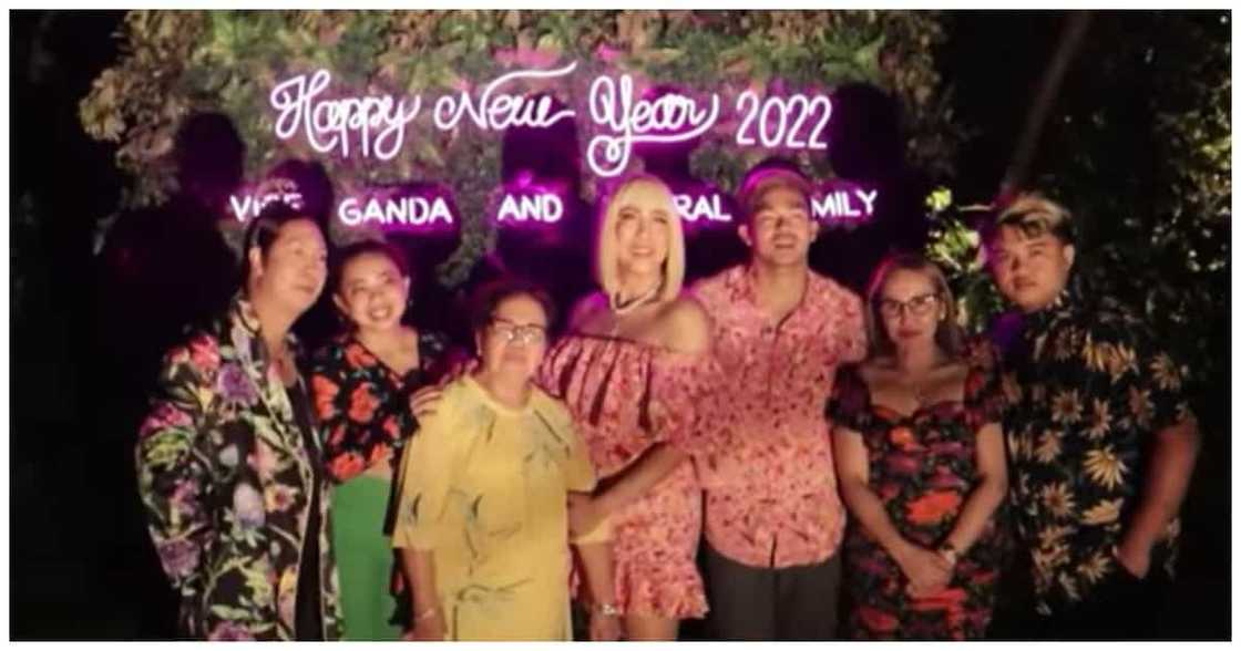 Vice Ganda at kanyang family, masayang sinalubong ang 2022 sa Amanpulo Vice Ganda at kanyang family, masayang sinalubong ang 2022 sa Amanpulo