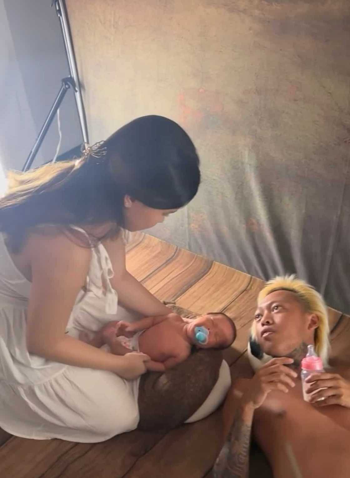 Whamos Cruz, nagpa-photoshoot kasama si Baby Meteor: “like father like son” Whamos Cruz, nagpa-photoshoot kasama si Baby Meteor: “like father like son”