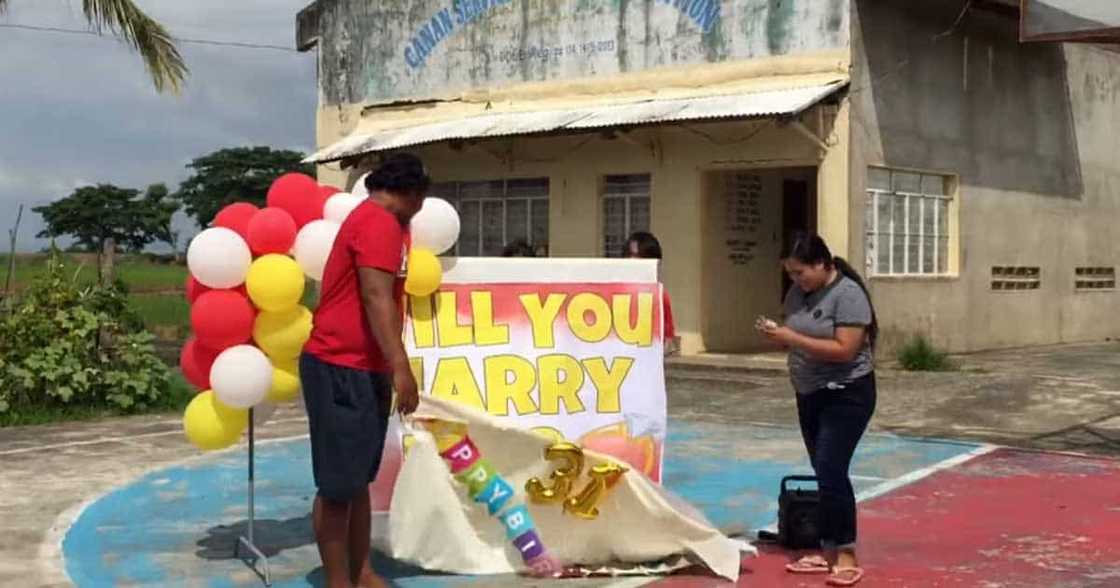 Video ni Ate na lumuhod, nag-propose sa nobyo ng 8 years, viral na Video ni Ate na lumuhod, nag-propose sa nobyo ng 8 years, viral na