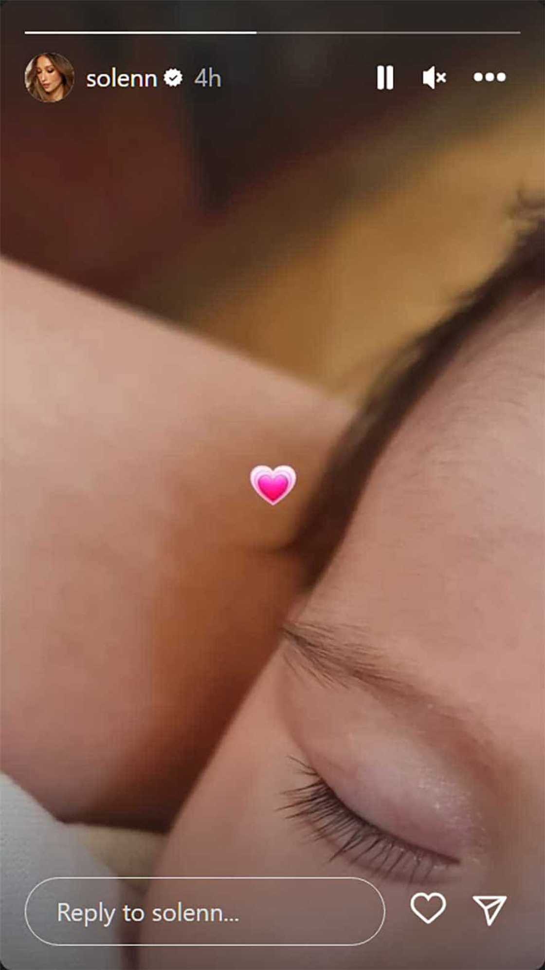 Solenn Heussaff, ipinasilip na ang mukha ng kanyang baby Solenn Heussaff, ipinasilip na ang mukha ng kanyang baby