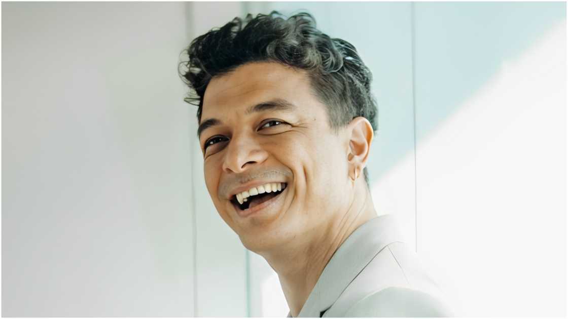 Jericho Rosales, may dalang iPad sa first date nila ni Janine Gutierrez Jericho Rosales, may dalang iPad sa first date nila ni Janine Gutierrez