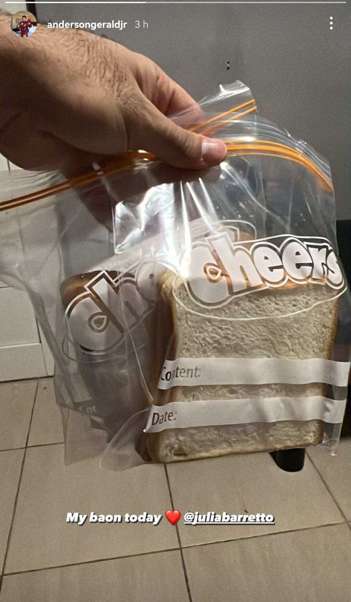 Gerald Anderson, ibinida ang sandwich na pinabaon sa kanya ni Julia Barretto Gerald Anderson, ibinida ang sandwich na pinabaon sa kanya ni Julia Barretto