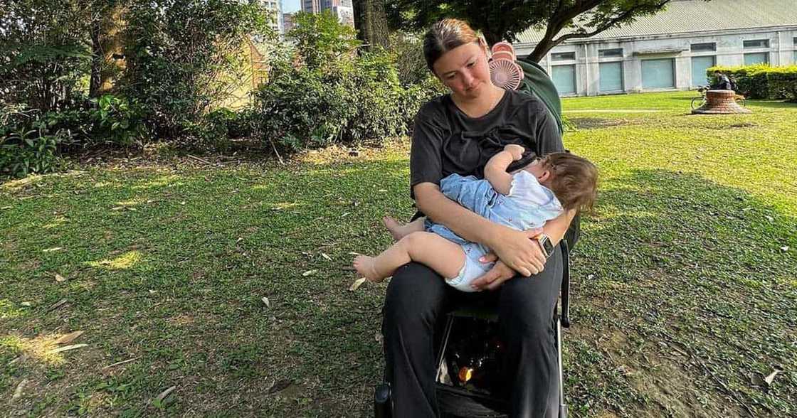 Angelica Panganiban, ibinahagi ang matching family outfit nila sa Taiwan Angelica Panganiban, ibinahagi ang matching family outfit nila sa Taiwan