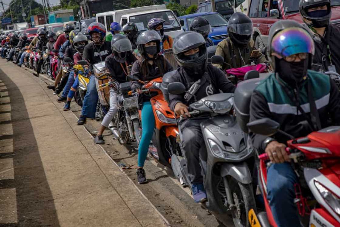 Lalaking tinulungan pa ang rider na nakabangga sa kotse niya, umantig sa mga netizens Lalaking tinulungan pa ang rider na nakabangga sa kotse niya, umantig sa mga netizens