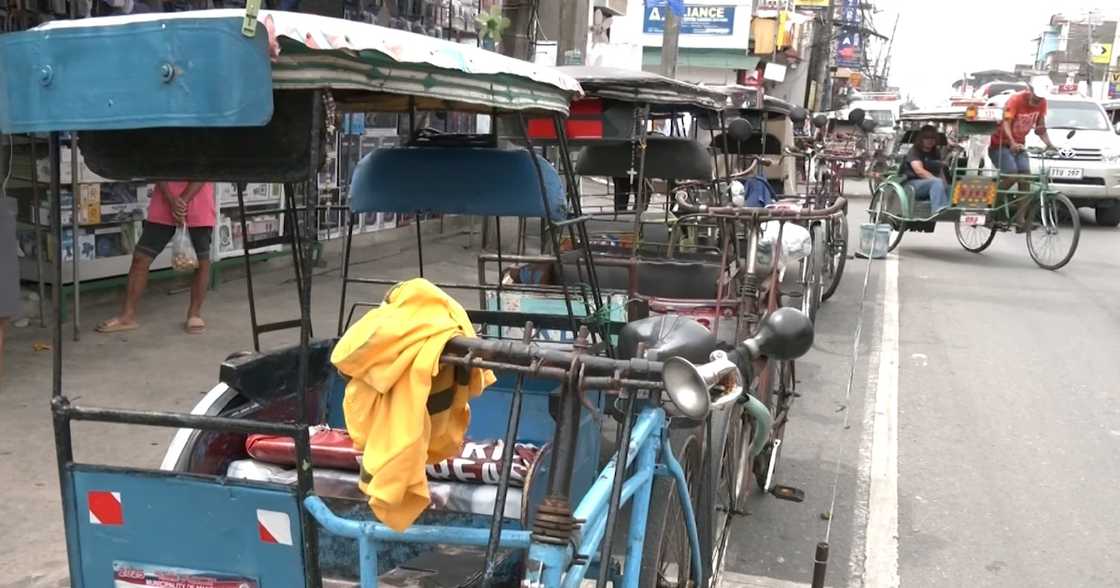 Pedicab driver earning P300/day returns P10,000 to student in act of honesty Pedicab driver earning P300/day returns P10,000 to student in act of honesty