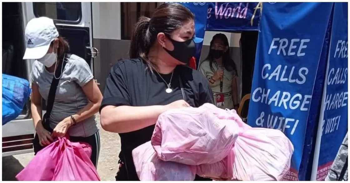Angel Locsin, personal na namahagi ng tulong sa mga nasalanta ng bagyo sa Leyte Angel Locsin, personal na namahagi ng tulong sa mga nasalanta ng bagyo sa Leyte