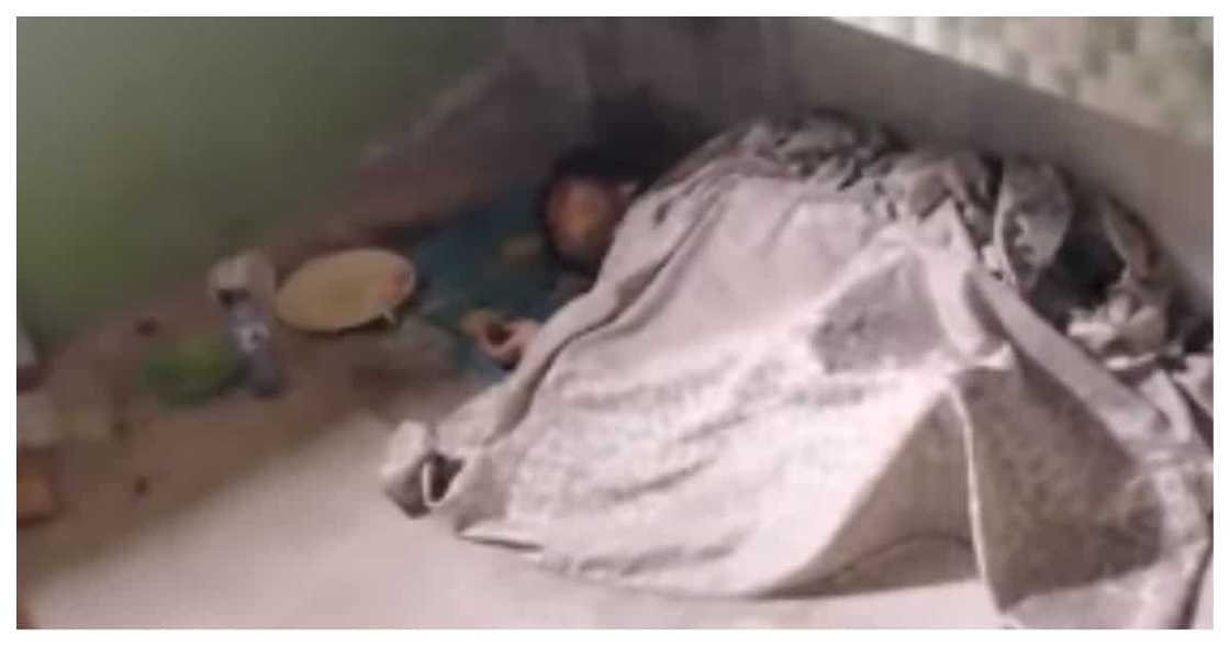 Ina, iniwan ng mga anak sa ilalim ng lababo at naglipat na ng bahay Ina, iniwan ng mga anak sa ilalim ng lababo at naglipat na ng bahay
