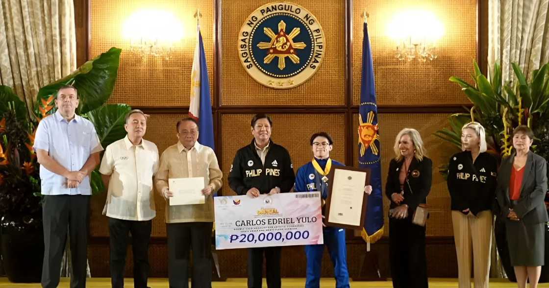 Carlos Yulo, kasama si Cynthia Carrion at Chloe sa pagtanggap ng award sa Malacañang