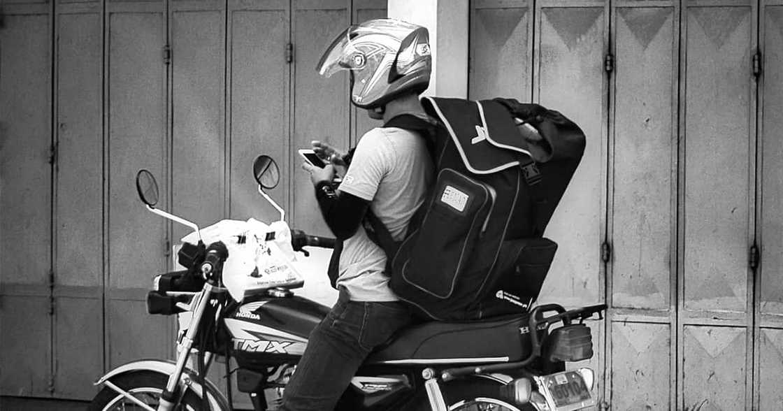 Rider na naligaw sa NLEX, tinulungan at pinasakay ng lalaki sa kanyang kotse Rider na naligaw sa NLEX, tinulungan at pinasakay ng lalaki sa kanyang kotse