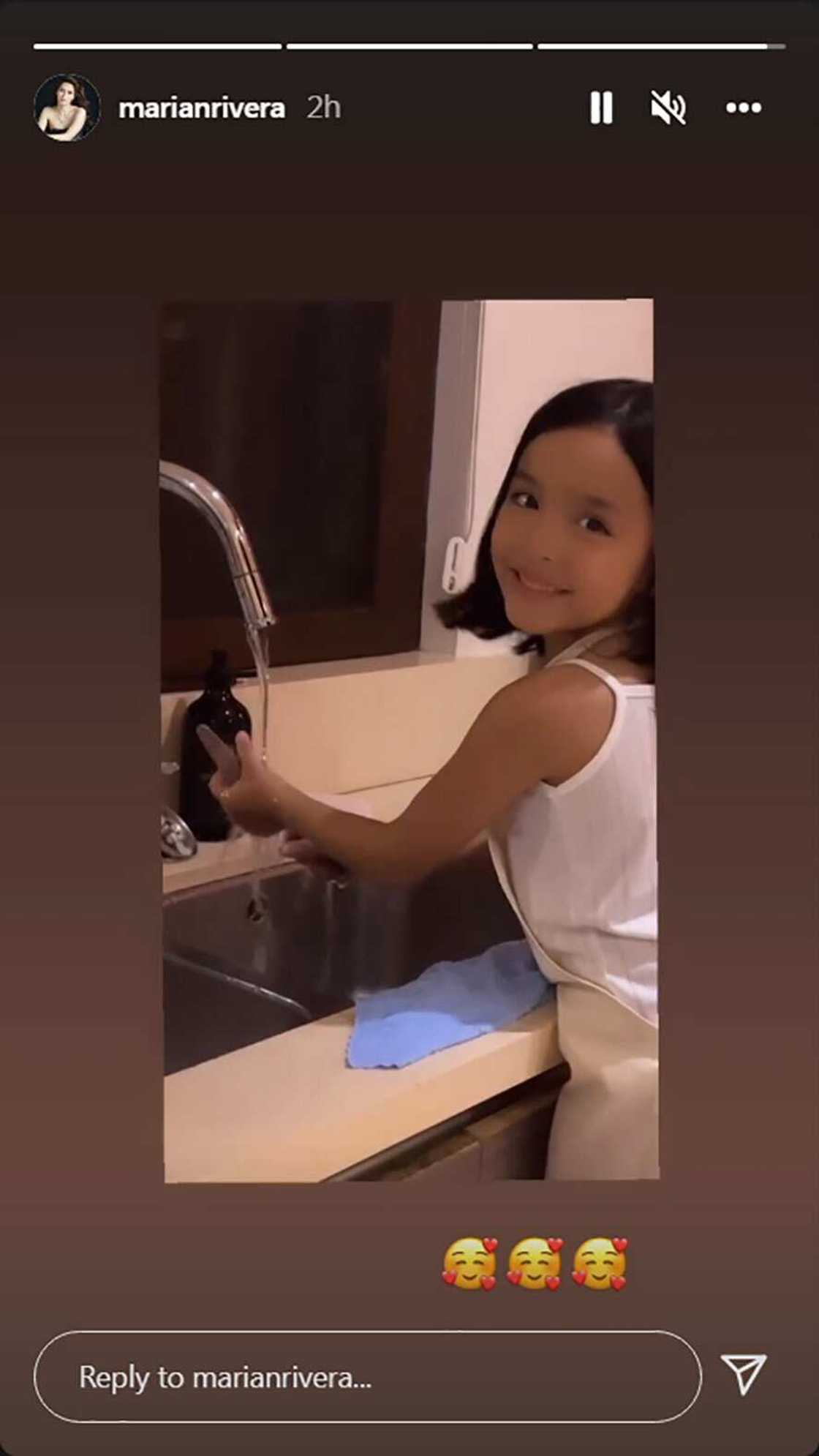 Cute video ni Zia Dantes na nanghuhugas ng mga kubyertos sa lababo, nag-viral Cute video ni Zia Dantes na nanghuhugas ng mga kubyertos sa lababo, nag-viral