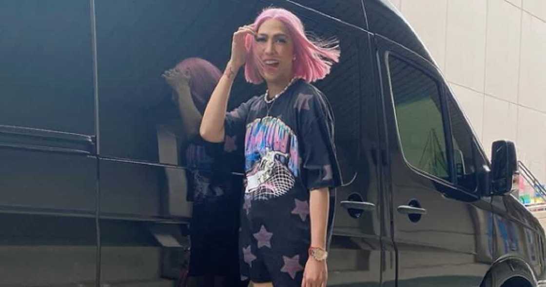 Ate Gay, tinabla ang nagsabing ‘di sya dapat tinulungan ni Vice Ganda sa hospital bill Ate Gay, tinabla ang nagsabing ‘di sya dapat tinulungan ni Vice Ganda sa hospital bill