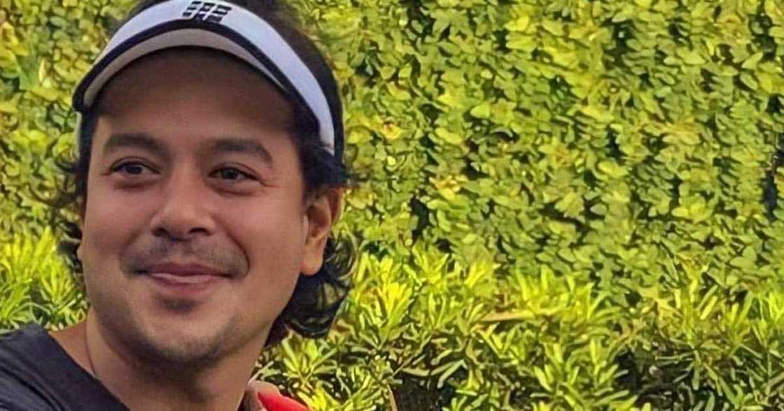 Panibagong mga larawan ng mag-amang John Lloyd Cruz at Elias Modesto, pinagkaguluhan ng netizens Panibagong mga larawan ng mag-amang John Lloyd Cruz at Elias Modesto, pinagkaguluhan ng netizens
