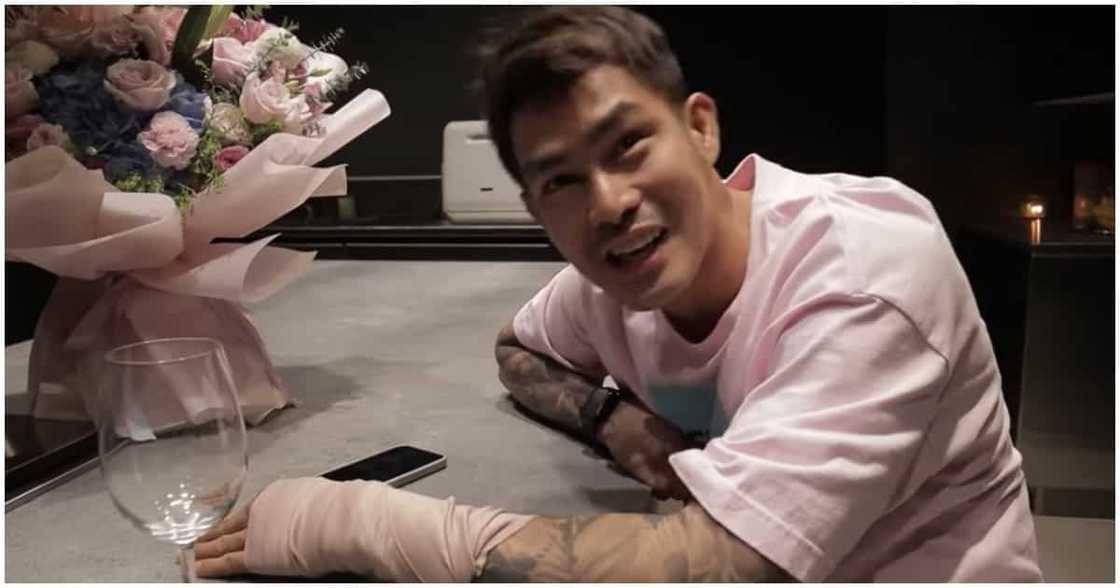 Ion Perez, nagkunwaring naaksidente para sa surpresang birthday party kay Vice Ganda Ion Perez, nagkunwaring naaksidente para sa surpresang birthday party kay Vice Ganda