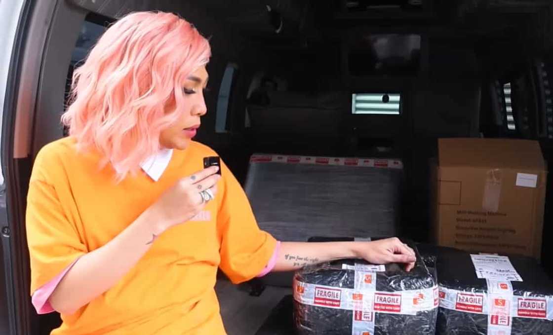 Vice Ganda, pinasaya ang It's Showtime staff sa mga pinamigay niya Vice Ganda, pinasaya ang It's Showtime staff sa mga pinamigay niya