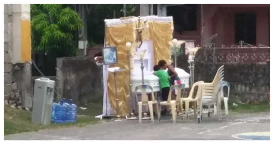 'Di raw ito tama: Burol sa basketball court, ikinabahala ng mga netizens 'Di raw ito tama: Burol sa basketball court, ikinabahala ng mga netizens