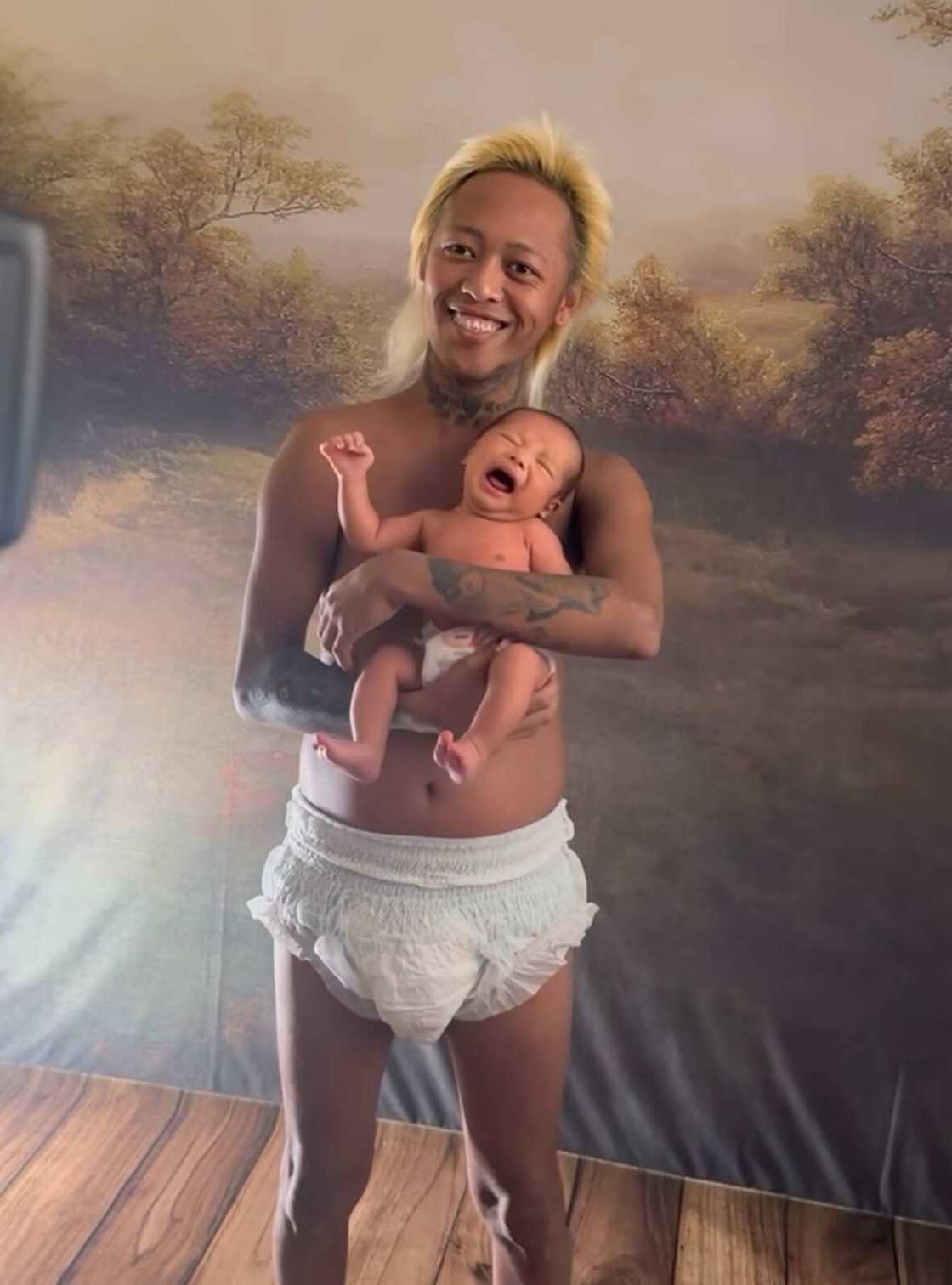 Whamos Cruz, nagpa-photoshoot kasama si Baby Meteor: “like father like son” Whamos Cruz, nagpa-photoshoot kasama si Baby Meteor: “like father like son”