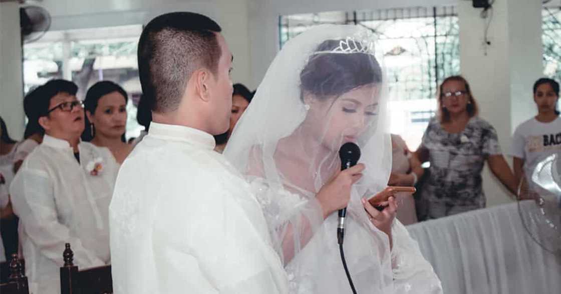 Groom, di kinaya ang paglobo ng sipon ni bride matapos sambitin ang wedding vows Groom, di kinaya ang paglobo ng sipon ni bride matapos sambitin ang wedding vows