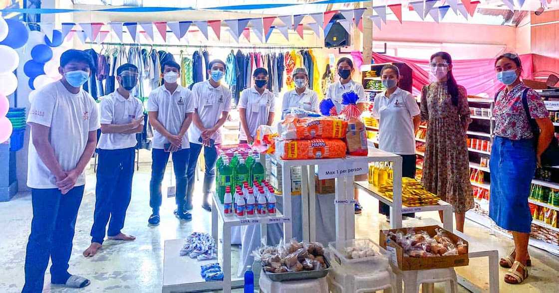 Tindahan sa Las Piñas, nag-viral dahil sa mga paninda nitong libre: “Get everything here for free!” Tindahan sa Las Piñas, nag-viral dahil sa mga paninda nitong libre: “Get everything here for free!”