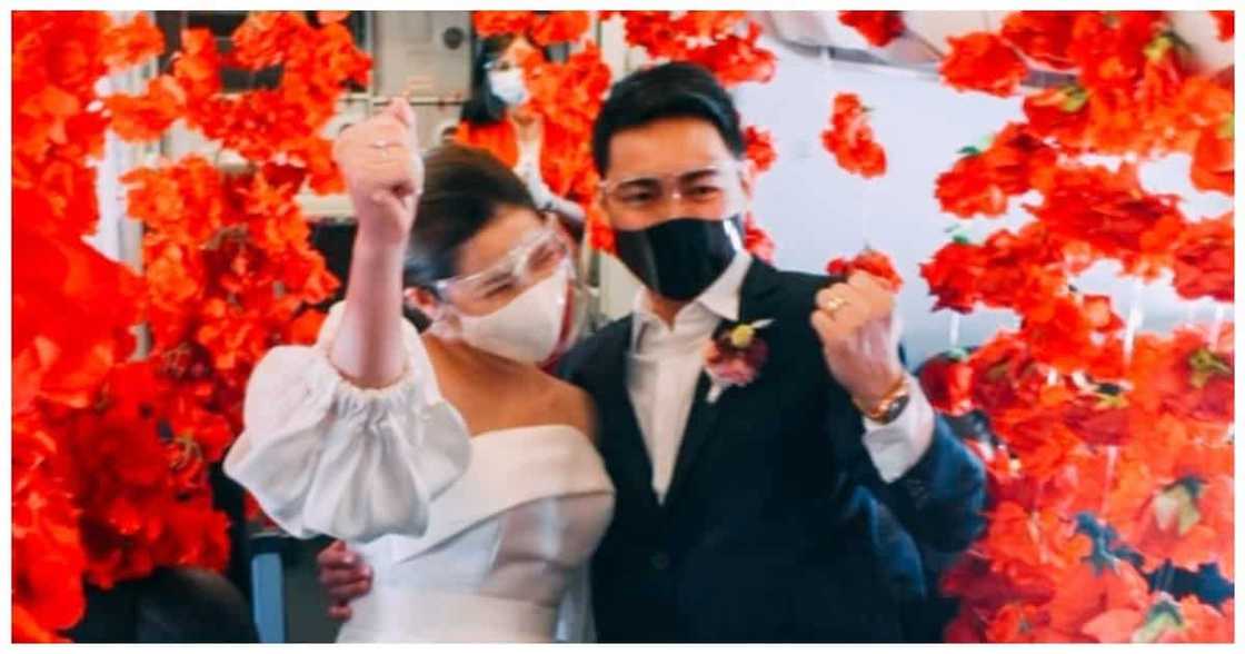 Cabin crew couple, ikinasal sa loob mismo ng eroplanong patungong Caticlan Cabin crew couple, ikinasal sa loob mismo ng eroplanong patungong Caticlan