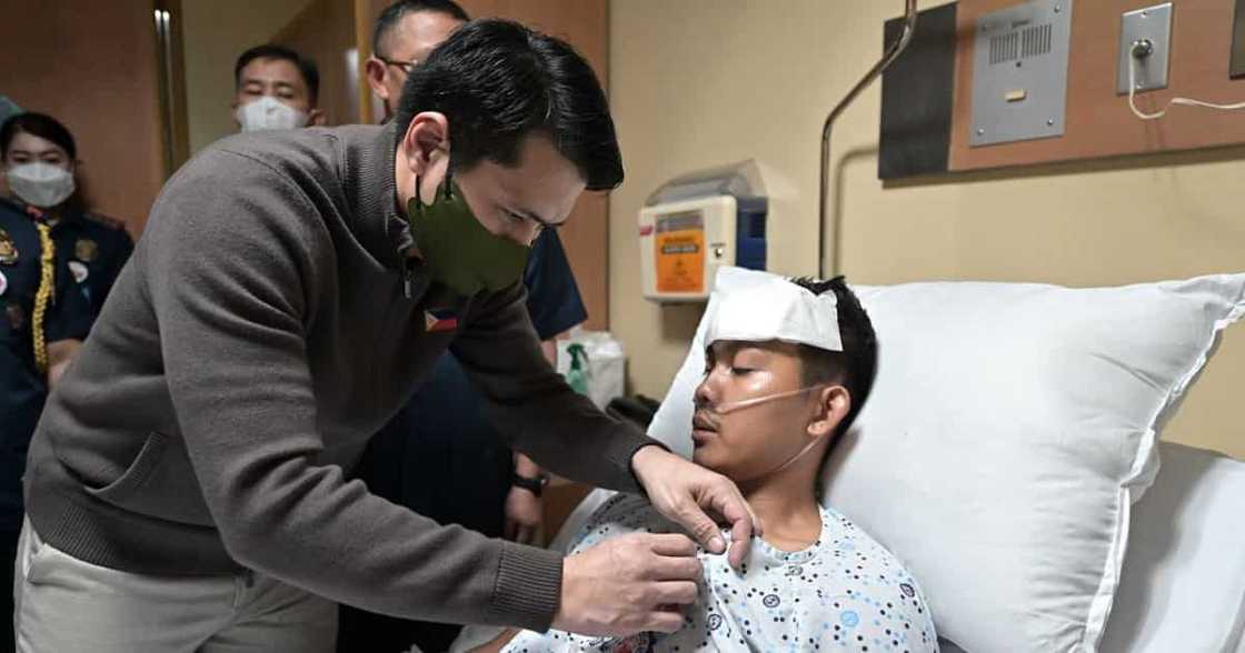 Robin Padilla visits policeman who got stabbed by hostage-taker in Camp Crame (Robin Padilla)