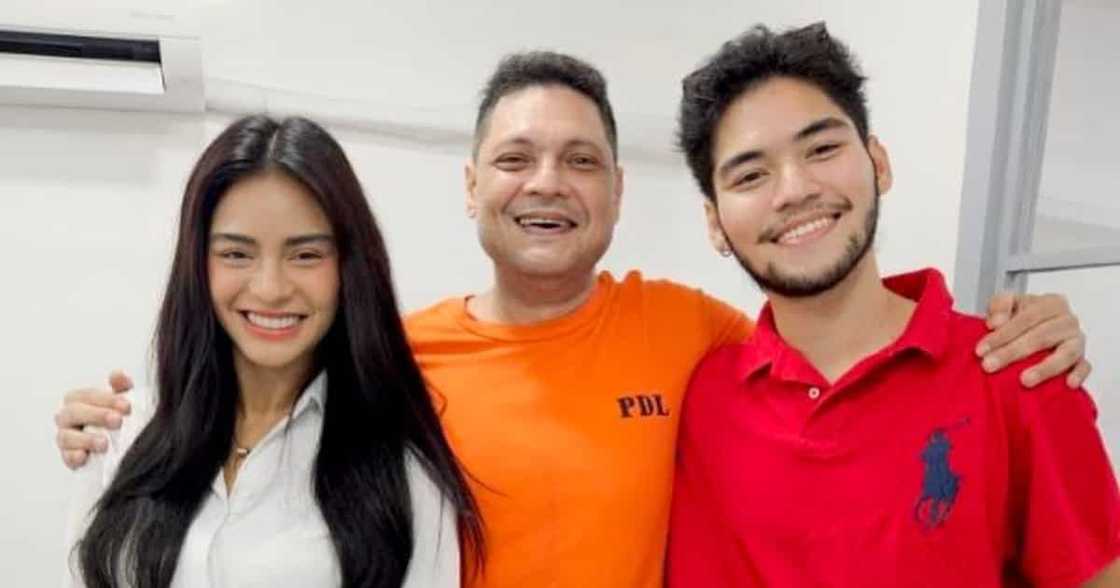 Faith Da Silva, emosyonal sa reunion nila ng amang si Dennis Da Silva sa Muntinlupa City Jail Faith Da Silva, emosyonal sa reunion nila ng amang si Dennis Da Silva sa Muntinlupa City Jail