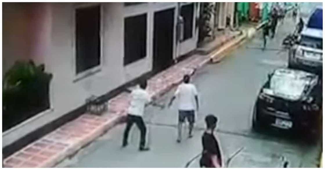 Magnanakaw sa Maynila, nahuli dahil sa 'mala-Jackie Chan' na pagsipa ng isang residente Magnanakaw sa Maynila, nahuli dahil sa 'mala-Jackie Chan' na pagsipa ng isang residente
