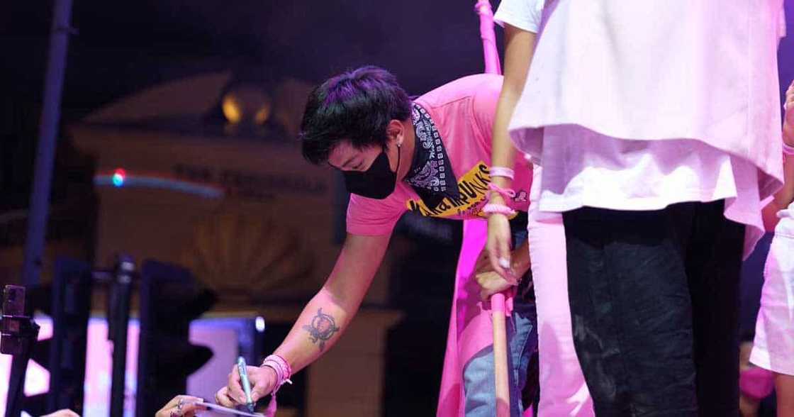 KathNiel, pumunta sa rally ni VP Leni na nakasuot ng pink na animo pagpapakita ng suporta sa Leni-Kiko tandem KathNiel, pumunta sa rally ni VP Leni na nakasuot ng pink na animo pagpapakita ng suporta sa Leni-Kiko tandem