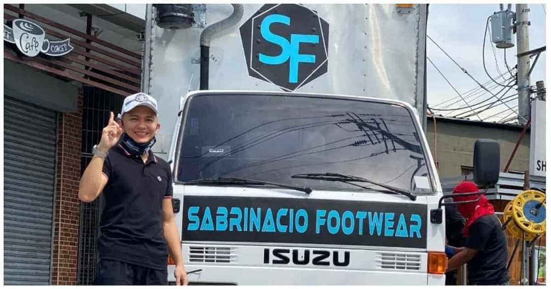 Shoe store owner, walang tigil ang pagtulong sa mga empleyado at iba pang hirap sa buhay Shoe store owner, walang tigil ang pagtulong sa mga empleyado at iba pang hirap sa buhay