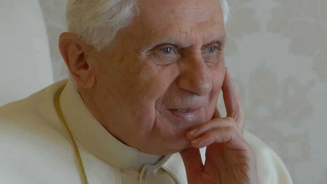 Pope Benedict XVI, pumanaw na sa edad na 95 ayon sa Vatican spokesman Pope Benedict XVI, pumanaw na sa edad na 95 ayon sa Vatican spokesman